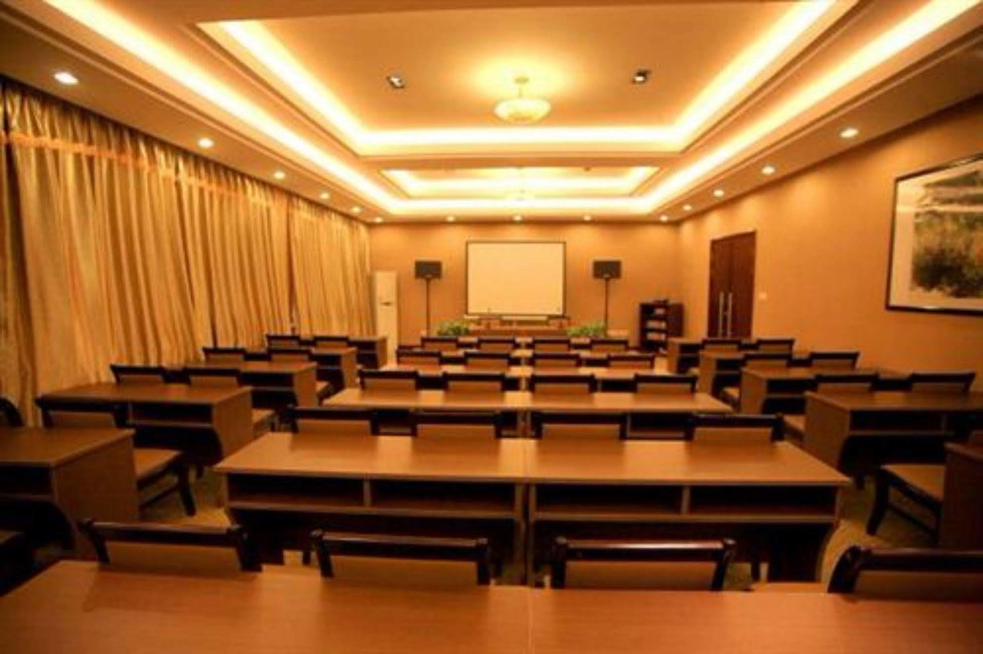 Overseas Chinese International Hotel 칭다오 외부 사진